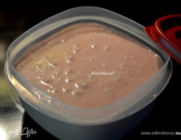 Перелить в контейнер, добавить молоко, сливки и ванильный экстракт. Поставить в морозильник на ночь.