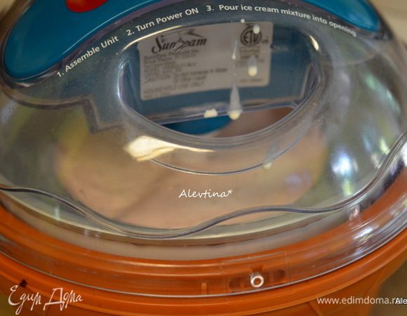 Переложить в мороженицу и далее по инструкции мешать. Я мешала сразу в простой мороженице 1 час.