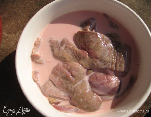 Печень замочить в молоке на час. Я замачиваю, чтобы печень была мягче, по желанию этот шаг можно пропустить. Молоко слить, печень обсушить.