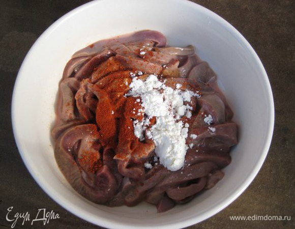 Печень нарезать очень тонкими полосками. Печень положить в глубокую тарелку, всыпать крахмал, паприку и красный острый перец, перемешать, оставить на 10 минут.