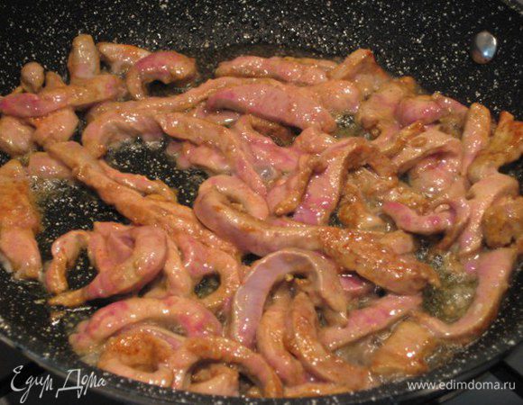 В сковороде разогреть оливковое масло, огонь чуть больше среднего, обжарить печень до слегка золотистого цвета.