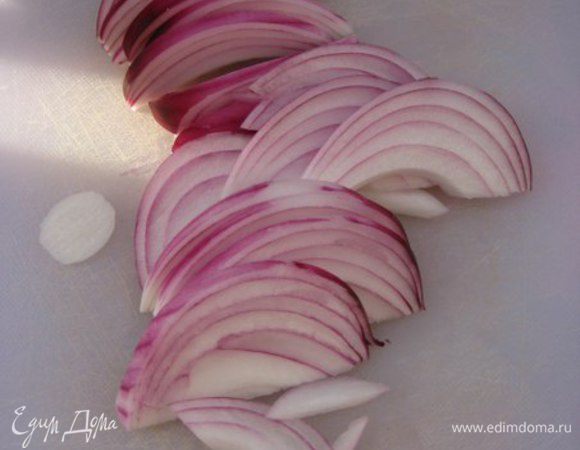 Лук нарезать полукольцами.