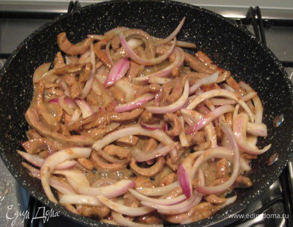 Лук добавить к печени, обжарить вместе в течение 5 минут, помешивая.