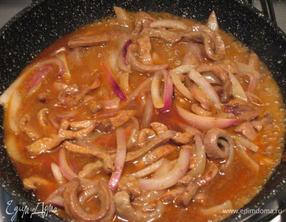 Смешать соевый соус с медом и томатной пастой, залить кипятком, перемешать. Соус влить в сковороду, убавить огонь, тушить до готовности печени и загустения соуса.