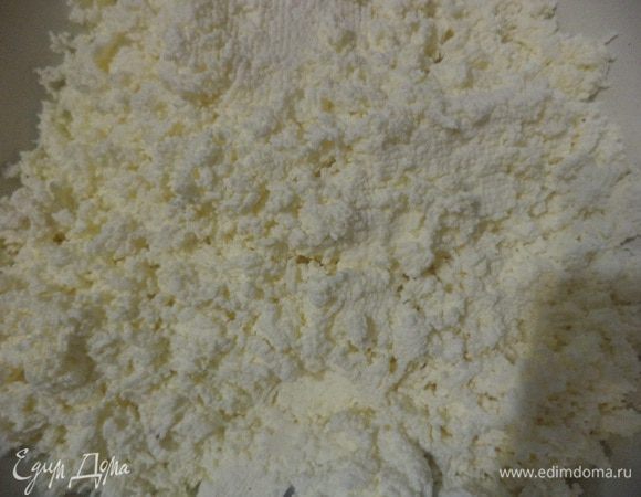 Творог протереть через сито.