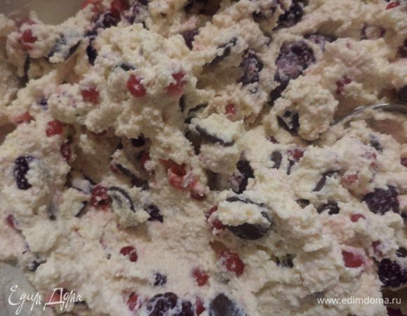 Добавить сахар, яйца, мёд, корицу, муку, шоколадные капли и всё тщательно перемешать.
Теперь добавить свежие или замороженные ягоды (я использовала замороженную вишню и красную смородину).
Очень аккуратно перемешать, чтобы не повредить ягоды.