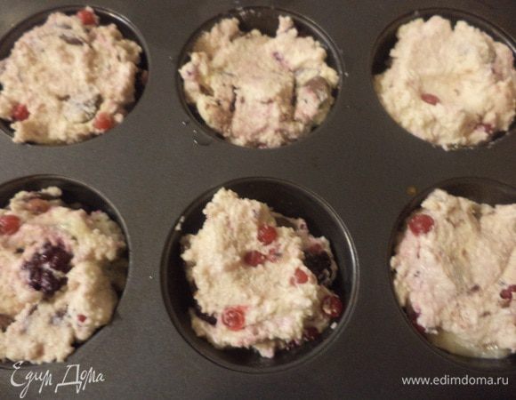 Тесто выложить в формочки для маффинов или кексов, выпекать 20-30 минут при температуре 180 градусов до появления румяной корочки.