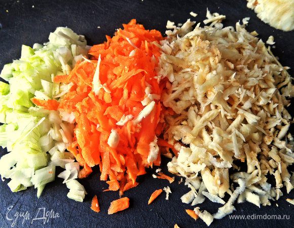 Корнеплоды, примерно равное количество, крупно натереть. Чеснок измельчить.