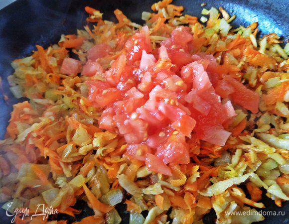 Под конец обжарки добавить помидор нарезанный, без кожицы.