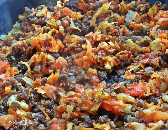 Добавить говяжий фарш, перемешать всё вместе.