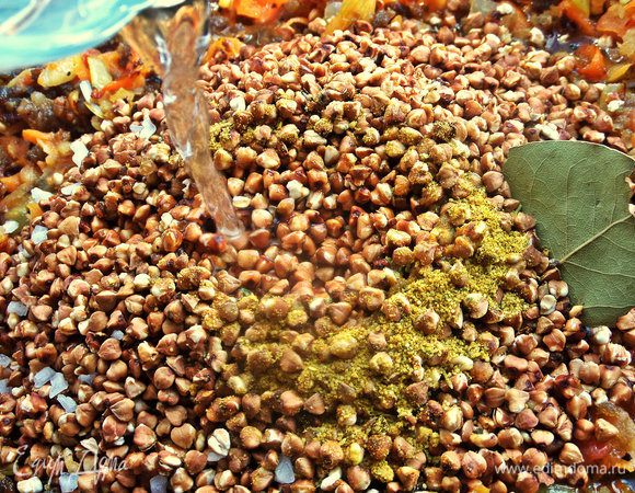 Влить вначале стакан воды и накрыть крышкой, огонь - на минимум.