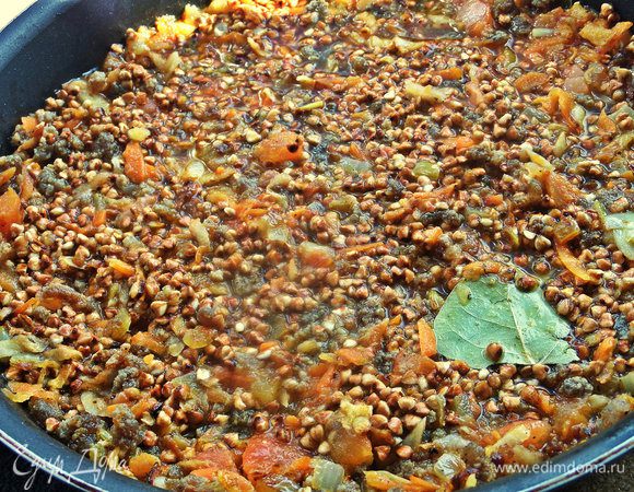 В процессе тушения подливаем ещё стакан воды, тушим до готовности гречки. Выключаем огонь и ещё держим минут 5, не открывая крышку.