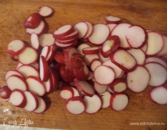 Картофель тщательно вымыть и отварить в кожуре в подсоленной воде до готовности. Дать остыть.
Салат порвать руками.
Редис и огурцы нарезать тоненькими кружочками. Зелёный лук нарезать мелкими колечками.
Картофель, не очищая, нарезать кружочками или полукружиями.