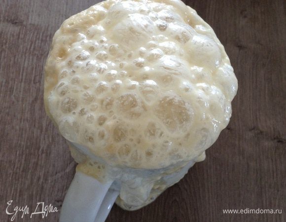 Добавить 1ст. л. сахара, горсть муки и дрожжи. Поставить в теплое место, без сквозняков (я ставлю в шкаф), на 20 минут.