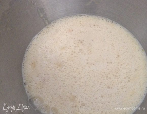 В отдельной емкости смешать 400мл сыворотки, яйцо, сахар, соль. Все взбить до образования пены.