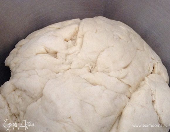 Аккуратно ввести опару. Добавить растительное масло.
Я замешивала тесто в комбайне, ушло около 1,5 кг муки и замешивала 10 минут.