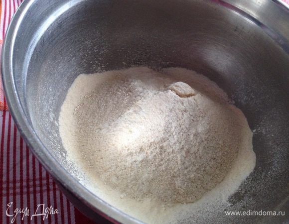 Просеять два вида муки с разрыхлителем в миску. Добавить соль и сахар.