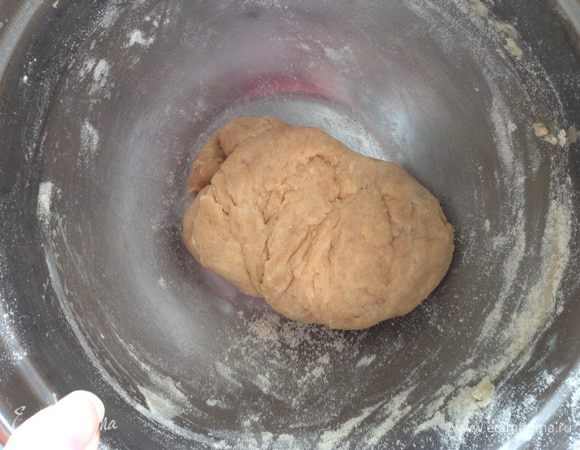 Растительное масло смешать с кипятком. Добавить к сухой смеси и замесить тесто. По необходимости, если тесто будит рассыпаться, можно еще добавить кипяток! Готовое тесто оставить на 15 минут.