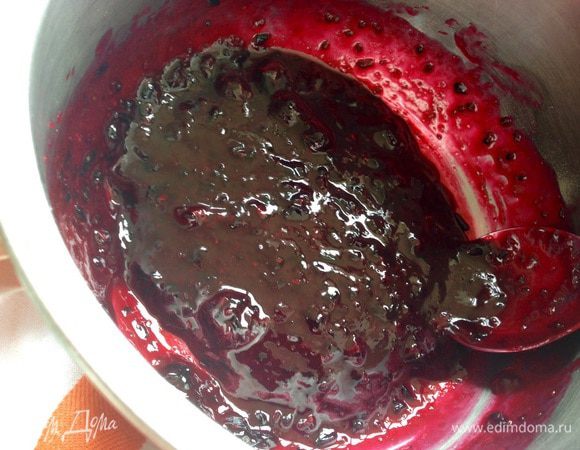 Смородину (у меня замороженная) поместить в кастрюлю, добавить сахар по вкусу и столовую (без горки) ложку кукурузного крахмала. Томить на плите до загустения. 
