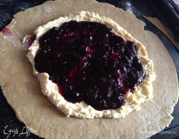 Поверх творога черную смородину.