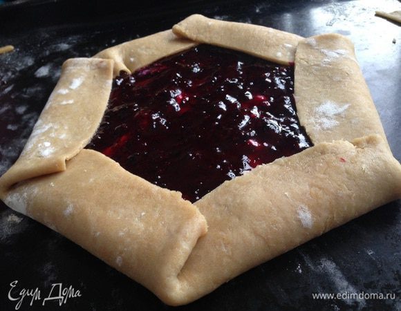 Сформировать галету. Выпекать при температуре 180 градусов 25-30 минут. Начинка может вздуваться, не переживайте, все вернется на свои места!:)