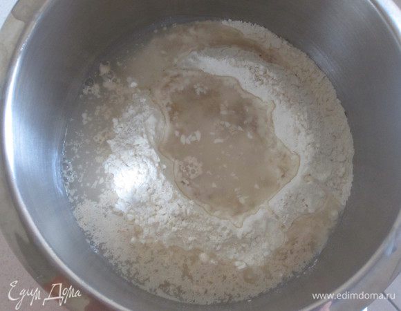 В миске смешать муку, дрожжи, сахар и воду, замесить тесто.