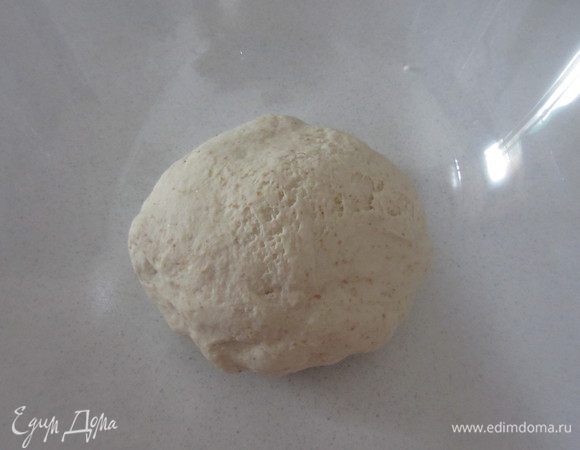 Добавить размягченное сливочное масло, соль и оливковое масло, работать с тестом, пока оно не станет гладким и однородным.