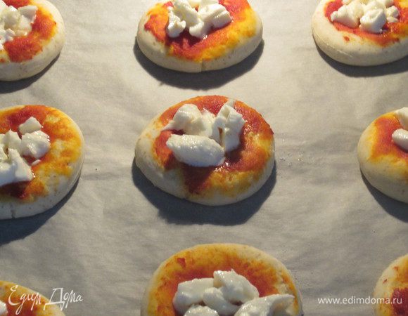 Выпекать в духовке при температуре 200 градусов 5 минут, затем выложить сыр и выпекать ещё 5 минут.