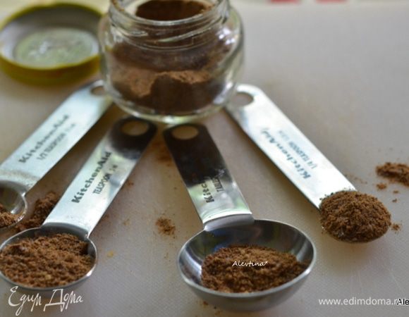 Для рецепта нужны пряные марокканские специи, они не всегда есть в продаже, поэтому можно приготовить самим.  Смешаем все перечисленные специи, будет много и пригодится для других блюд.