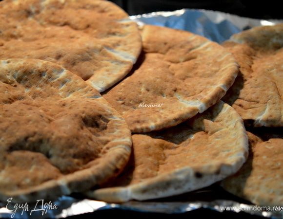 Разогреть духовку до 200 гр. Разогреть готовые лепешки в духовке. Посыпать фетой.