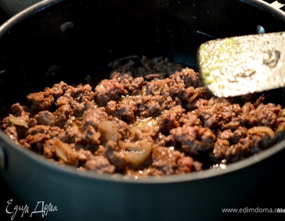 Разогреть сковороду, вылить оливковое масло, затем тонко порезанную луковицу, обжариваем до мягкого  состояния. Добавим фарш молодого барашка, обжариваем до коричневого цвета. Сверху посыпать пряными марокканскими специями. Добавим молодой, свежий, очищенный шпинат и обжариваем еще 2 мин. Снять с огня, посолить и поперчить. 