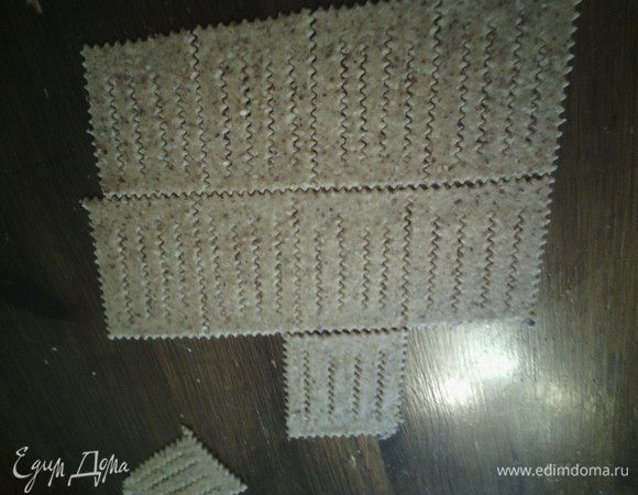 Раскатываем тесто, вырезаем прямоугольники, в каждом прямоугольнике делаем 4 надреза. Не до края. Теперь самое сложное объяснить как делать форму. 