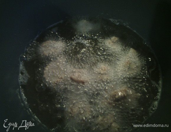 Готовим план работы. Мед поставить в глубокой посуде на паровую баню. В глубокой кастрюле или фритюрнице, разогрейте хорошо масло, порциями кладите в кастрюлю, когда всплывут жарьте пару минут до светло золотистого цвета. 