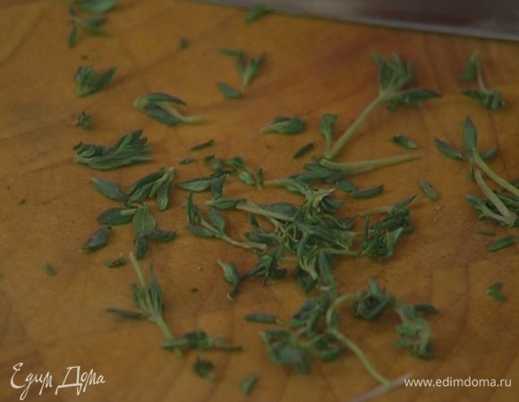 Тимьян, оставив несколько веточек для украшения, мелко порубить — должна получиться 1 ст. ложка.