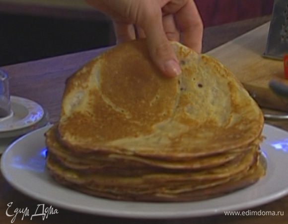 Разогреть в сковороде растительное масло и испечь блины.