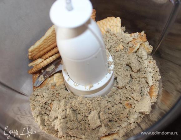 Завариваем крепкий эспрессо. Для рецепта нам понадобится 4-5 ст. л.
Печенье с халвой при помощи кухонной техники измельчаем до состояния крошки, добавляем пару столовых ложек заваренного эспрессо, тщательно перемешиваем. Должна получится масса, которая прекрасно лепится. 
