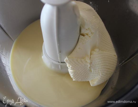 Ставим форму в холодильник, а пока взбиваем сливочный сыр со сгущенным молоком до однородности. Продолжая взбивать, добавляем растворимый кофе (именно порошок!!), кардамон и лимонный сок. 