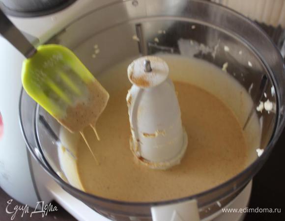 Вначале масса будет совсем жидкой. Словно тесто на тонкие блинчики. 