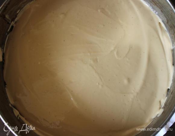 Выкладываем эту смесь на основу, выравниваем поверхность и ставим в холодильник.
