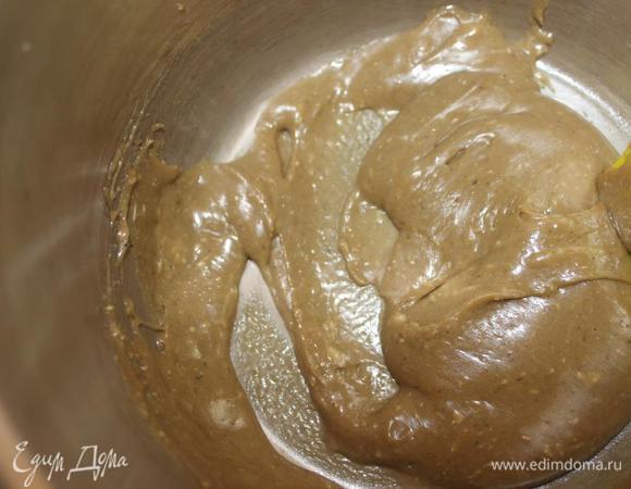 А пока делаем халвичную нугу. Для этого крошим в небольшую кастрюльку халву, добавляем к ней 2 ст. л. заваренного нами ранее эспрессо и ставим на небольшой огонь. Постоянно помешивая, чтобы не подгорела, и, словно раздавливая халву, топим ее на огне до однородной консистенции. Это займет минут 5. 

