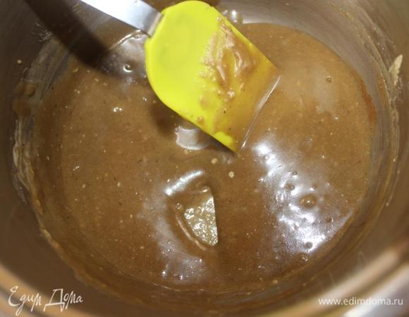 Если она получилась густоватой, то добавим еще ложку кофе. Немного остужаем, но не до конца, т.к. масса на глазах густеет при остывании. Выкладываем ее, лучше при помощи кондитерского мешка или просто пакета/файла со срезанным концом на сырный слой, делая узоры, витки, цветочки и т.д. 
 
