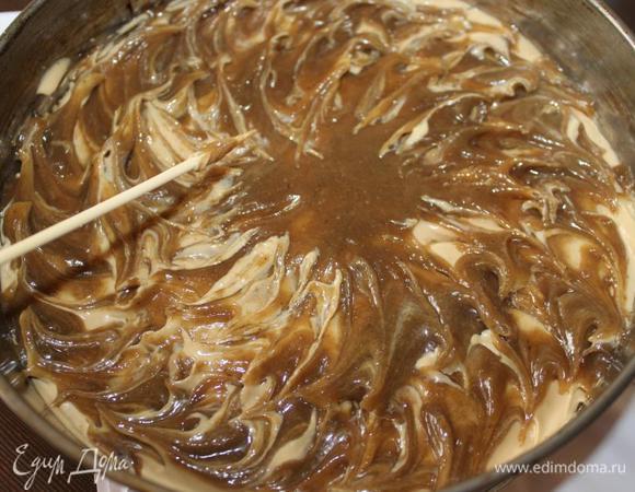 Я просто хаотично выдавила массу, а затем шпажкой слегка поподдевала ее. 
