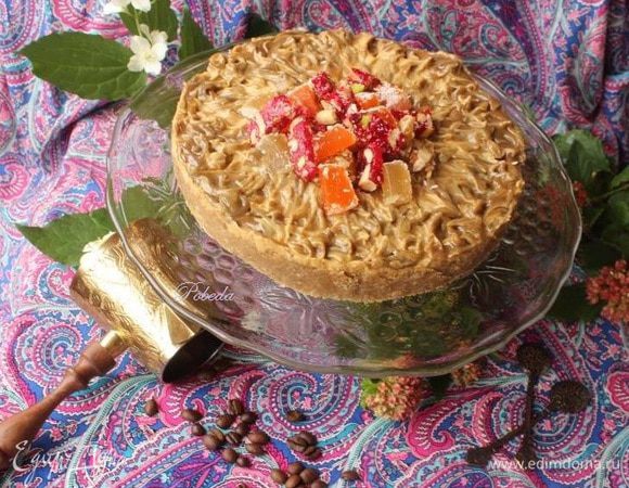 Возвращаем в холодильник на часов 5-6 (лучше на ночь). Освобождаем от формы, проведя ножом с тонким лезвием по краям, и перекладываем на блюдо. 
Декорируем по желанию. У меня восточные сладости (благо отдыхающая за пределами страны родня сувенирами и презентами снабжает :)
