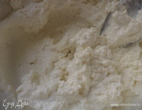 Творог протереть через сито, перемешать со сметаной.