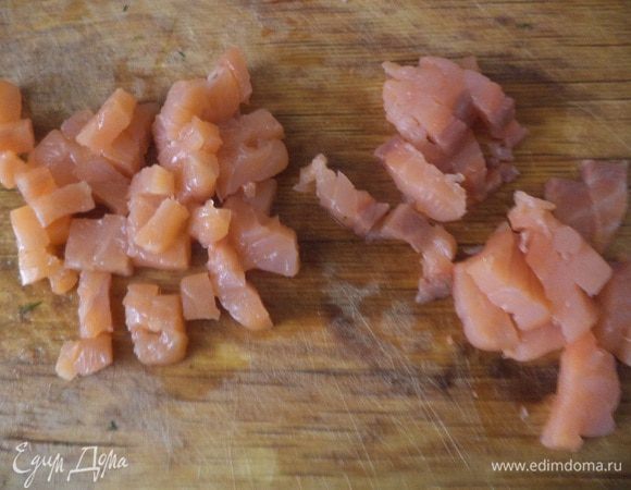 Слабосолёную рыбку нарезать маленькими кубиками, сбрызнуть свежевыжатым лимонным соком. Зелёный лук и укроп мелко порубить.