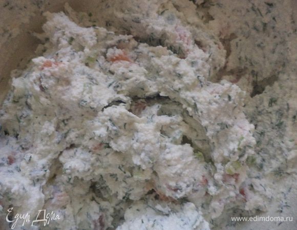 Перемешать творожную массу, рыбку, лук и укроп. Посолить, поперчить белым перцем.