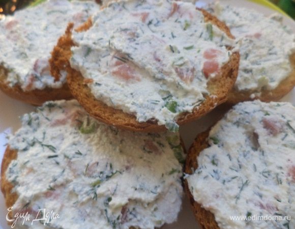 Намазать подсушенные половинки булочек творожно-лососевой массой.
Очень вкусно!  Приятного аппетита!!!