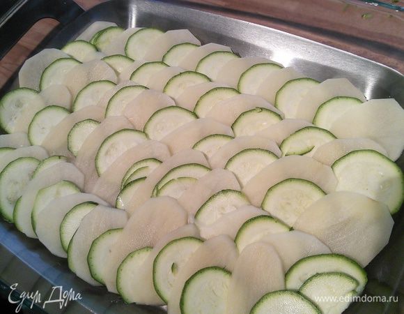 Ну вот, а теперь выкладываем картошечку и цукини внахлест плотненько друг к дружке.