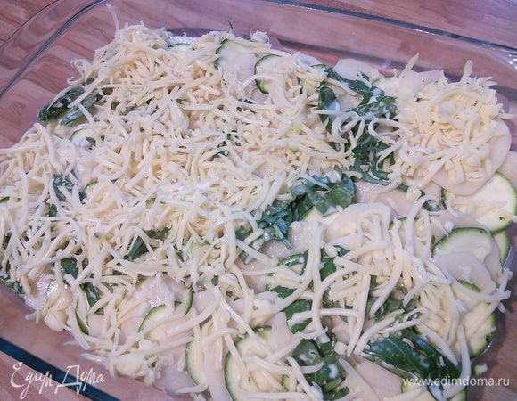 Посыпаем частью натёртого сыра. 