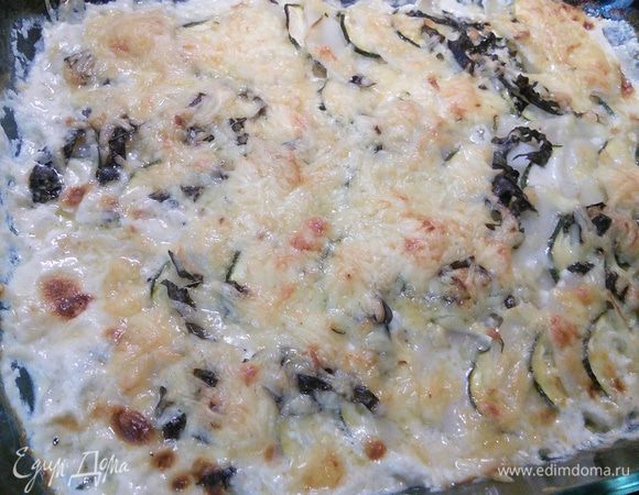 Заливаем сливочной смесью и выпекаем в предварительно разогретой до 200°С духовке приблизительно 40- 45 минут. 